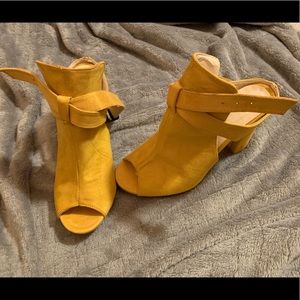 Women’s yellow peep toe pumps